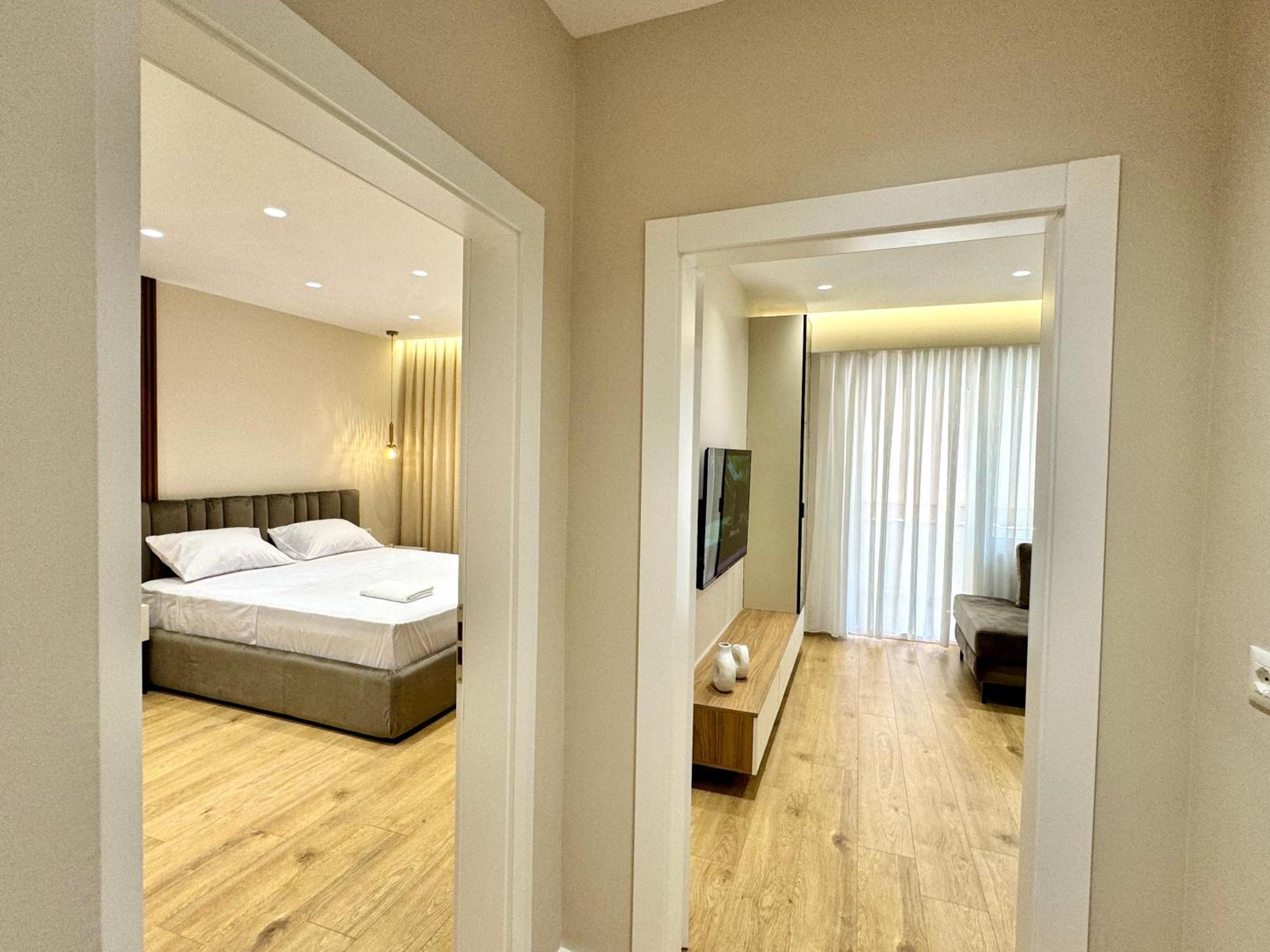 E&R Apartments At Myslym Shyri Tirana Esterno foto