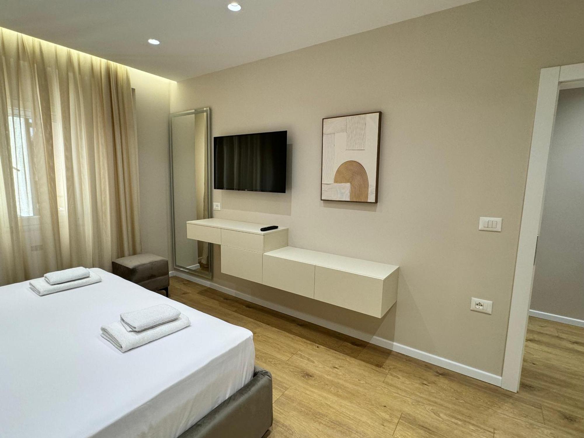 E&R Apartments At Myslym Shyri Tirana Esterno foto
