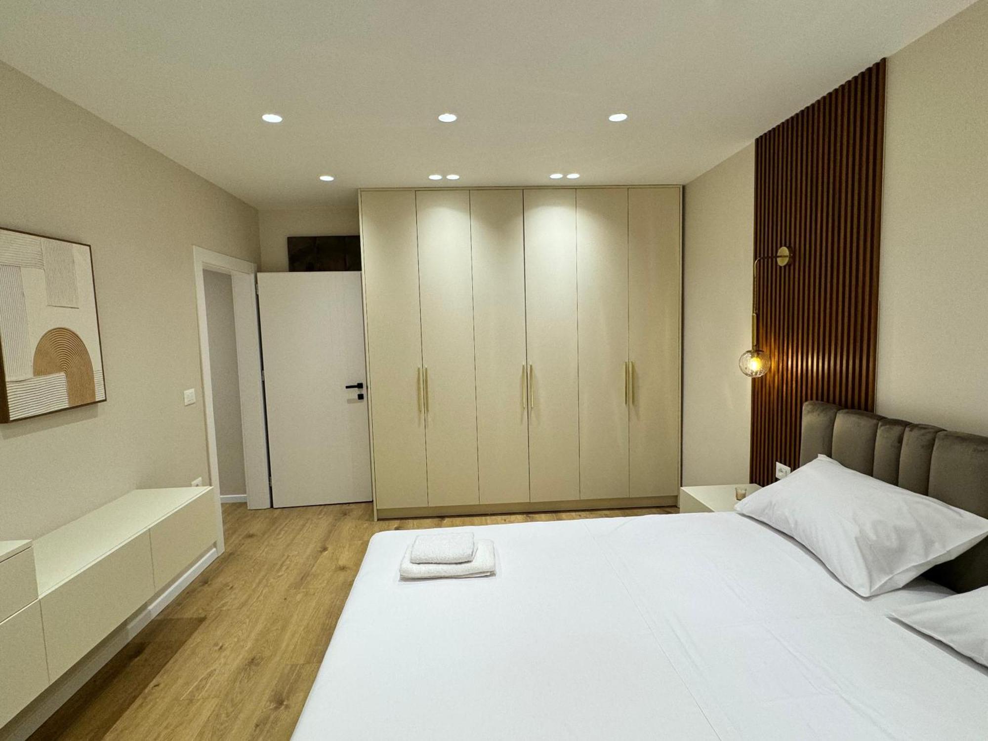 E&R Apartments At Myslym Shyri Tirana Esterno foto