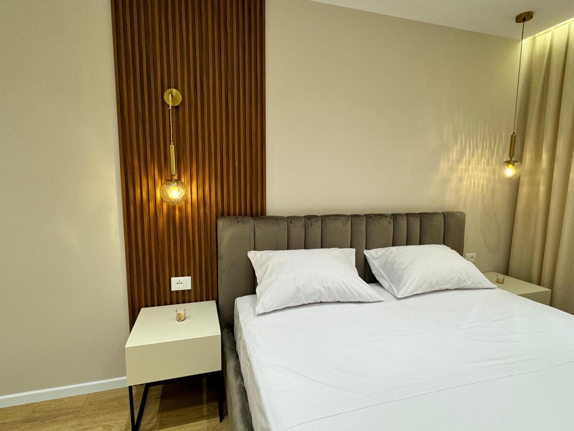 E&R Apartments At Myslym Shyri Tirana Esterno foto