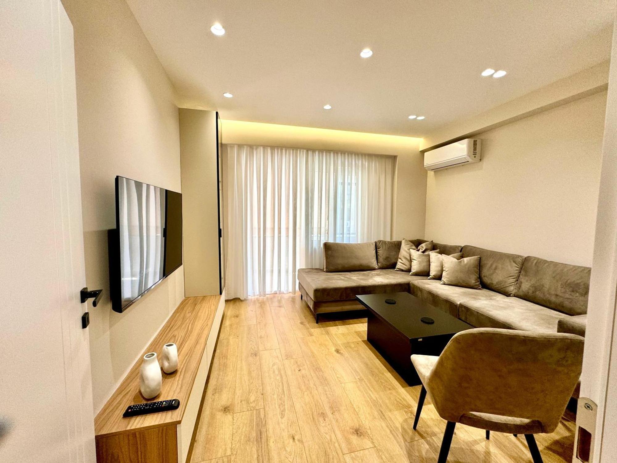 E&R Apartments At Myslym Shyri Tirana Esterno foto